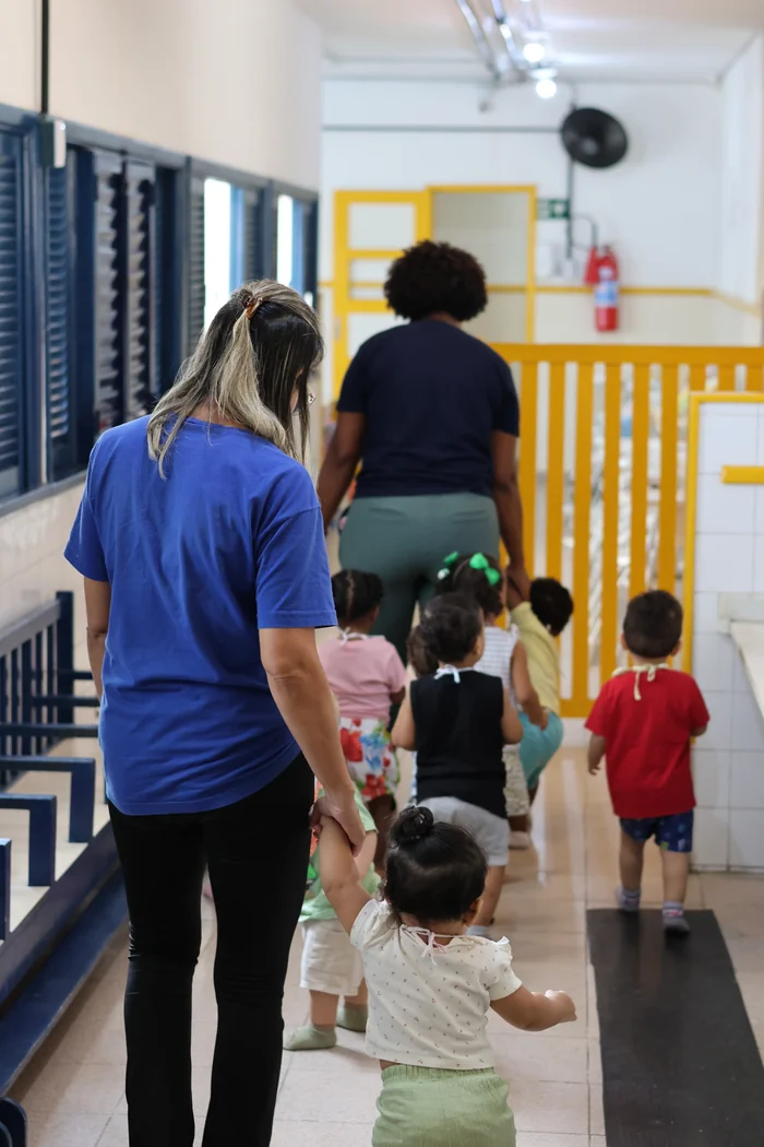 Crianças acompanhadas pela equipe