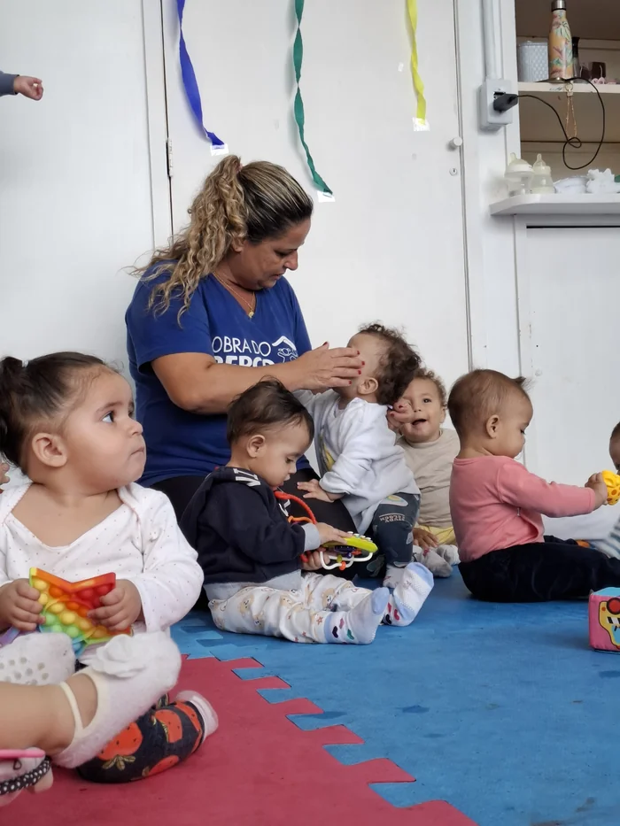 Momento de cuidado com as crianças