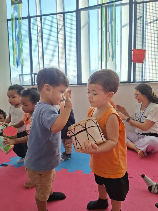 Crianças participando de atividade