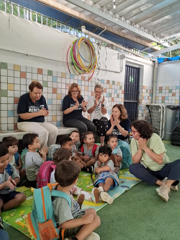 Equipe acompanhando as crianças