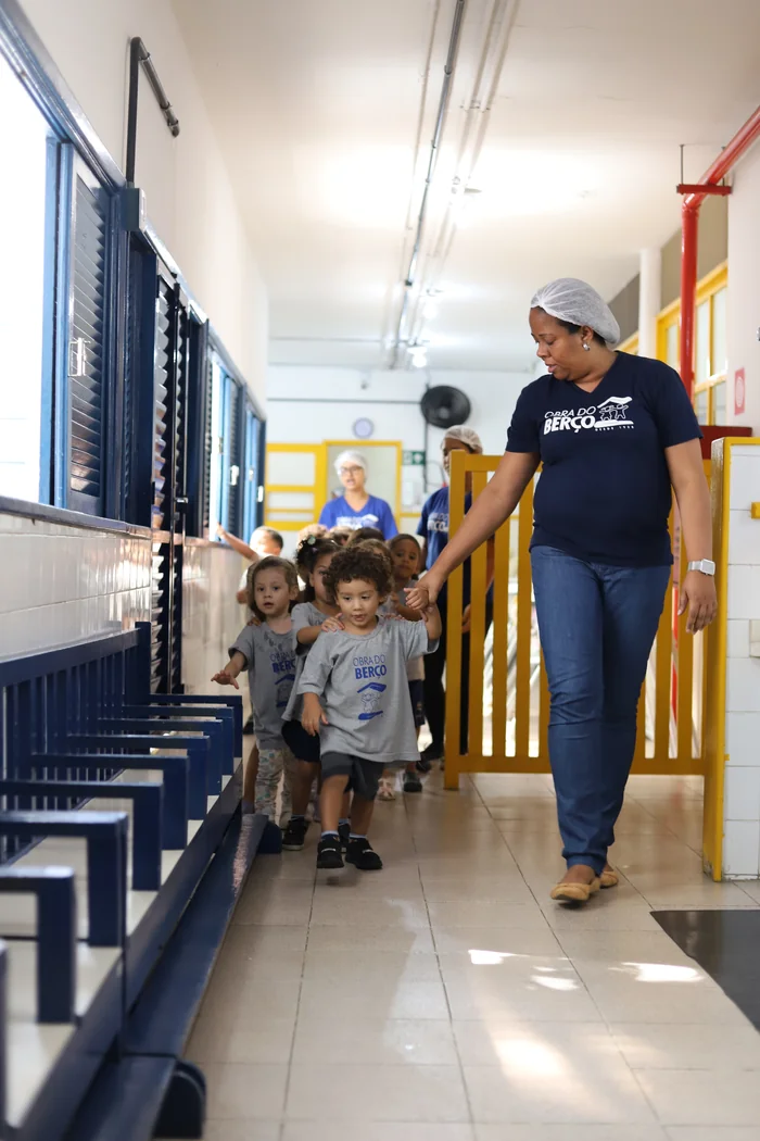 Crianças acompanhadas por educadora