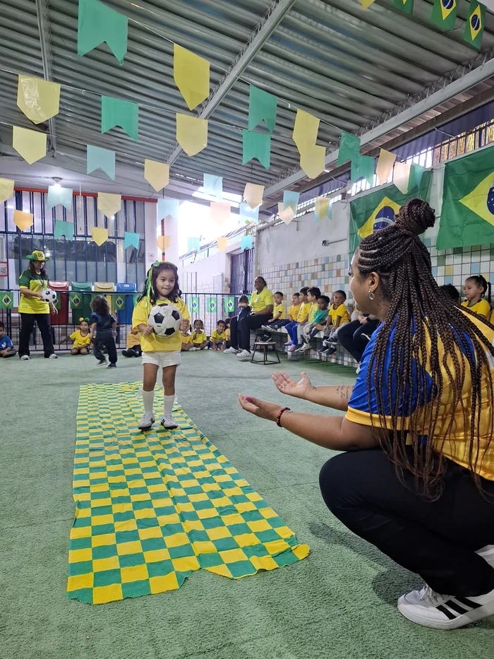 Crianças e equipe da Obra do Berço